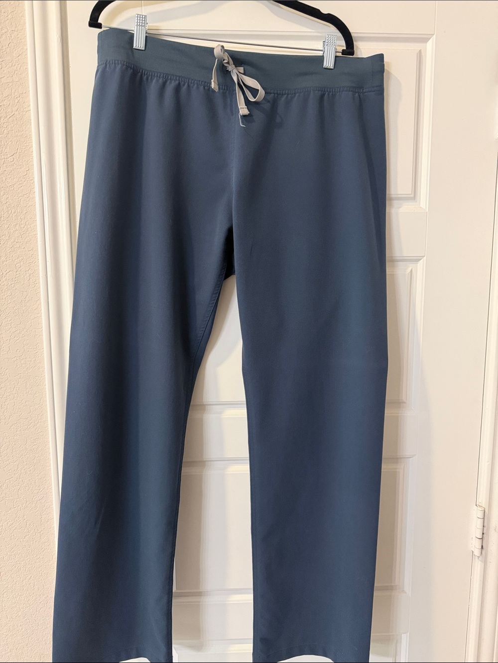 Figs Classic V-Neck Scrub Set in Slate Blue - Picture 4 of 5
